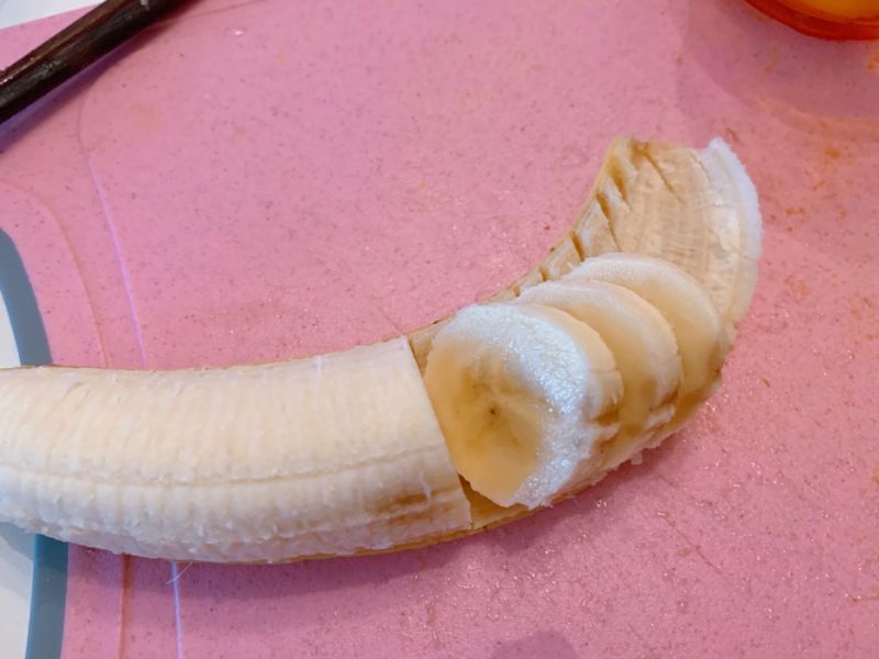香蕉奶昔的做法操作步骤第3步：香蕉切块放入果汁杯
