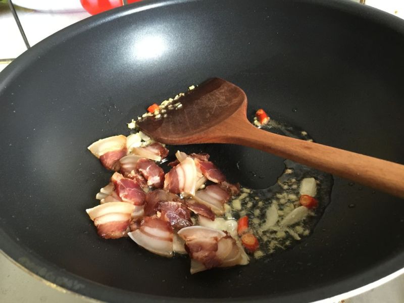 腊肉炒花菜的做法操作步骤第7步：放入腊肉煸炒