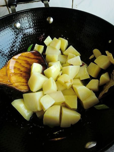 红烧土豆的做法操作步骤第5步：继续翻炒至土豆微微变透明。