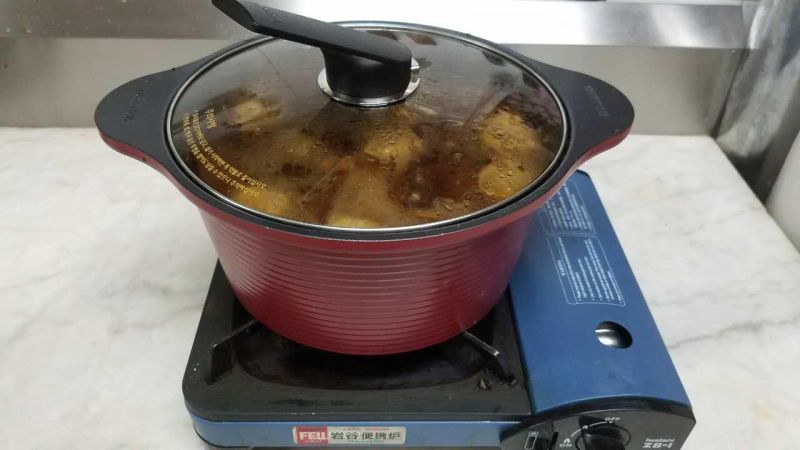 台式卤肉饭的做法操作步骤第12步：大火烧开后，改小火闷约1小时左右，不超过2小时（时间久些更入味）。