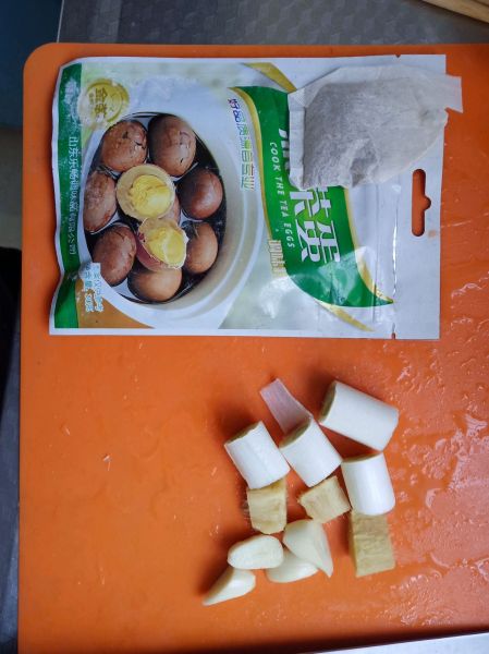 简单卤味鸡腿的做法操作步骤第2步：切的比较粗犷的葱姜蒜以及卤茶叶蛋的包，没有的话放点大料就行
