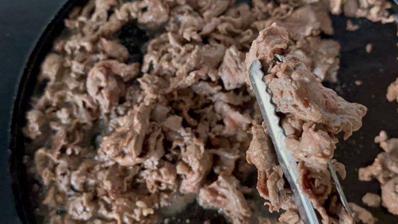 拉丝牛肉卷的做法操作步骤第7步：大火炒至断生，放入盐和黑胡椒调味（可以加入圆葱和青椒配菜）