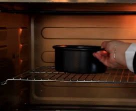 牛奶蜂蜜蛋糕的做法操作步骤第10步：烤箱140度预热后，烤40分钟左右，具体时间根据自家烤箱适当调整，倒扣在晾架上，等凉透脱模（上色的话可以盖上锡纸）
