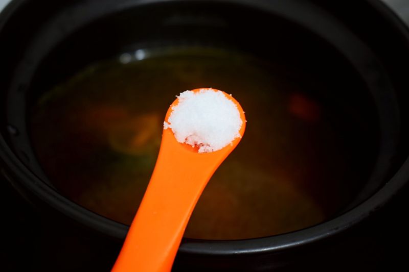 鸡汤的做法操作步骤第10步：出锅前再根据个人口味加入盐调味即可