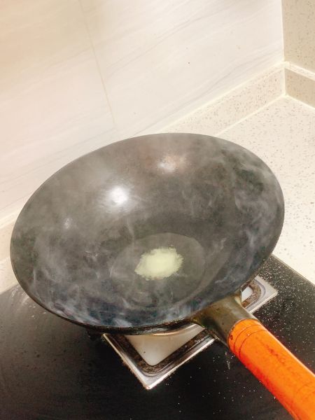 蚝油生菜的做法操作步骤第2步：先放一勺盐，这样更香哦。