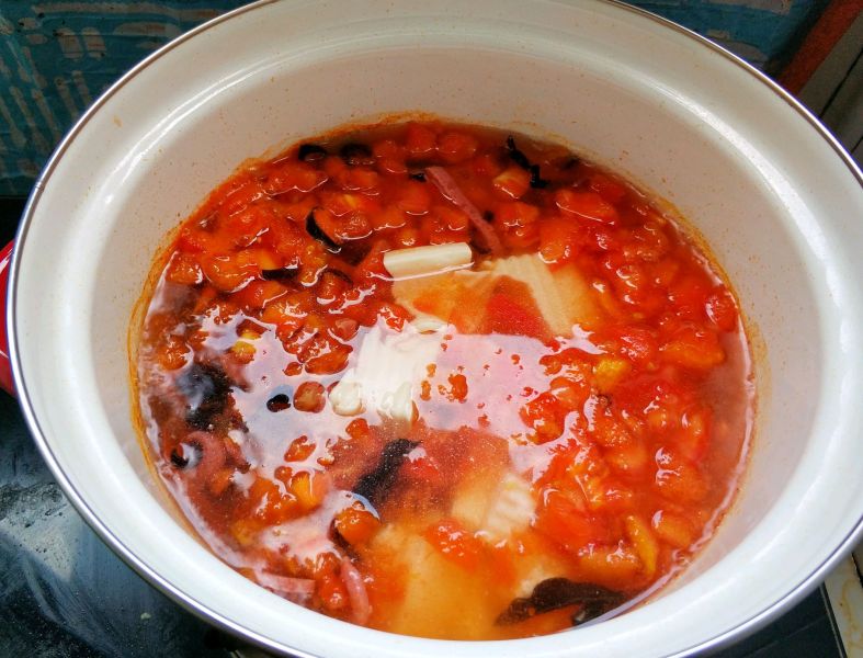 懒人开胃酸辣汤，西红柿的另类打开方式的做法操作步骤第10步：豆腐也一起加入。