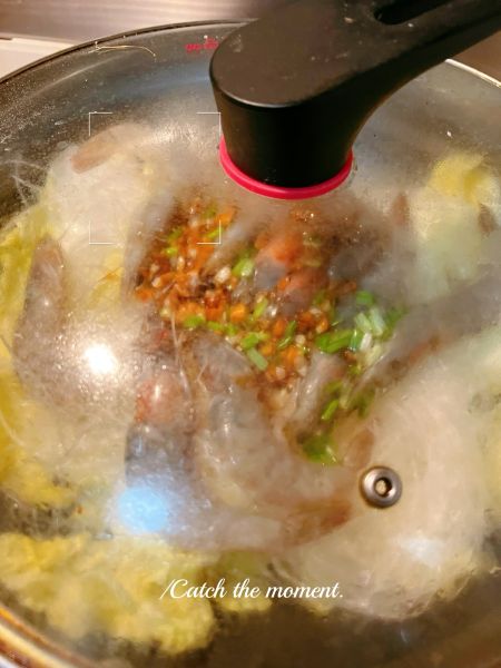 娃娃菜粉丝虾煲的做法操作步骤第3步：5分钟后视娃娃菜出汤多少酌情加水或高汤，继续盖上盖子焖煮