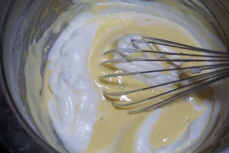 舒芙蕾松饼的做法操作步骤第6步：然后倒回蛋白糊盆中，用刮刀或者蛋抽切拌匀即可使用了。