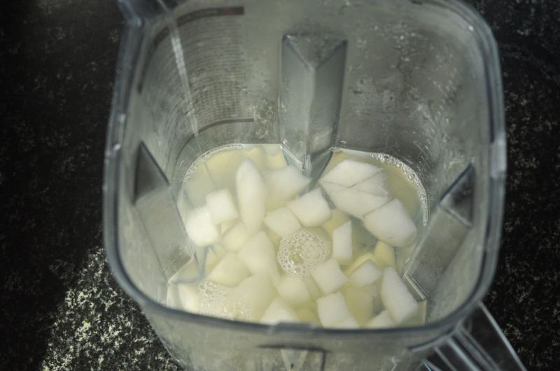 百香果汁的做法操作步骤第6步：把梨连水降温后放入破壁料理机（不喜欢百香果核的童鞋，在这一步之前先取一些梨汤加百香果用料理机打成汁，然后滤出果核备用）