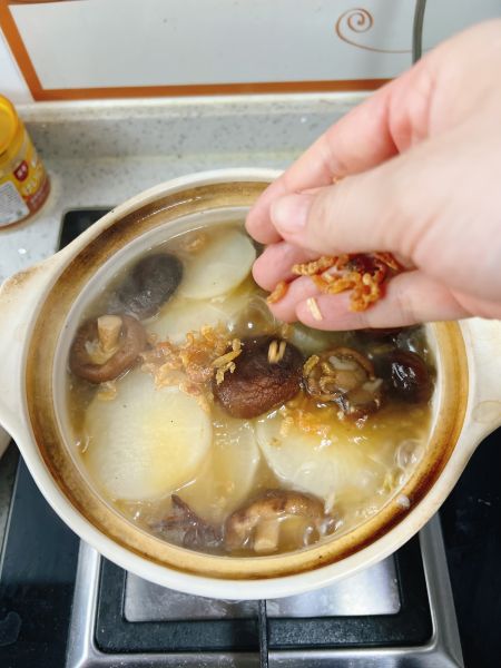 香菇萝卜煲的做法操作步骤第6步：开盖后加点儿海米，倒入一小碗水淀粉，再次转中火煮开
