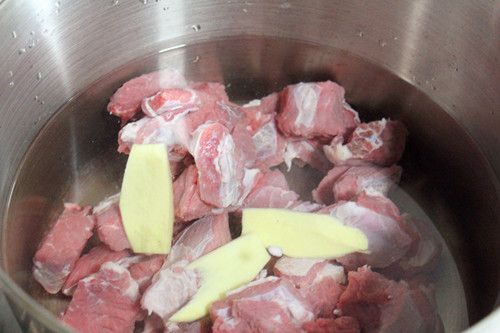 牛肉火锅的做法操作步骤第3步：将牛肉冷水下锅焯一下。焯水的时候，往锅里放入一半的姜片、料酒，焯好后捞出备用。