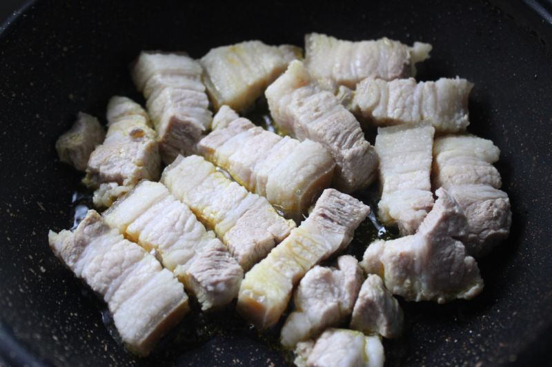 红烧肉的做法操作步骤第8步：8.下入煮过的五花肉。
