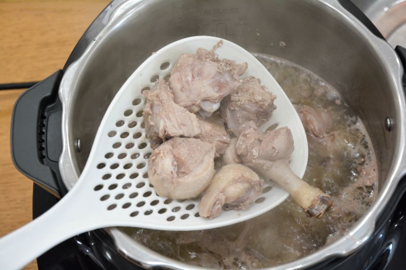 墨鱼红枣鸭汤的做法操作步骤第3步：锅中倒入温水（份量外），鸭块入锅，焯煮5分钟，捞出后用温水洗净