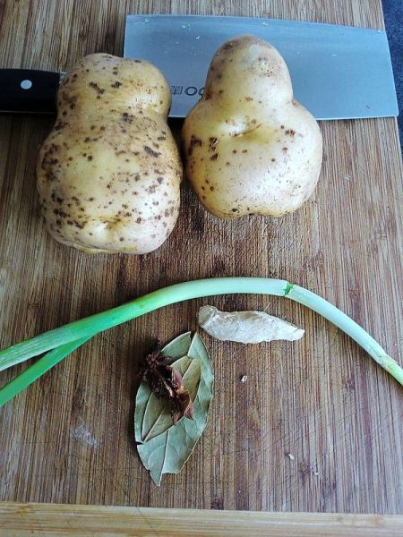 红烧土豆的做法操作步骤第1步：准备好所有的食材。
