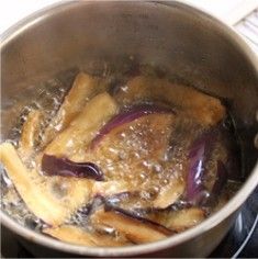 鱼香茄子煲的做法操作步骤第5步：锅热油