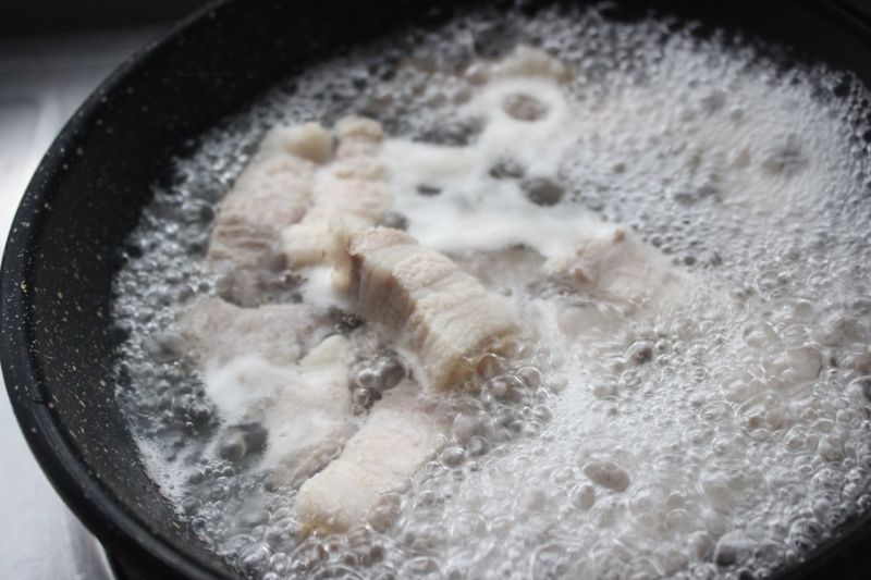 红烧肉的做法操作步骤第5步：5.小煮2-3分钟，撇去浮沫。