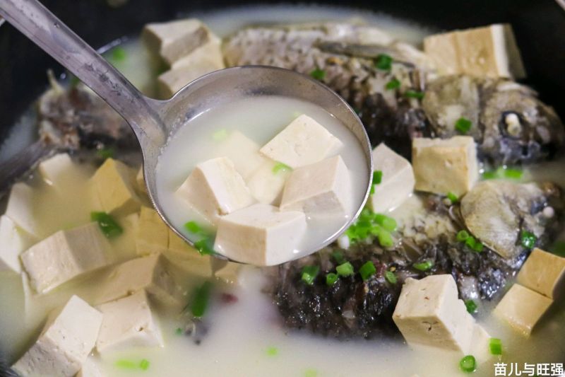 鲫鱼豆腐汤的做法操作步骤第5步：撒上葱花就可以享用啦，悄悄告诉你，很浓香哦，还有美味的鱼籽吃，晚饭吃它简直太幸福了。