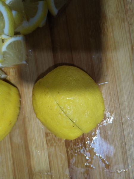 夏日饮品～百香果青桔柠檬水的做法操作步骤第7步：然后一半一半的切，这样比较快，也比较容易取籽