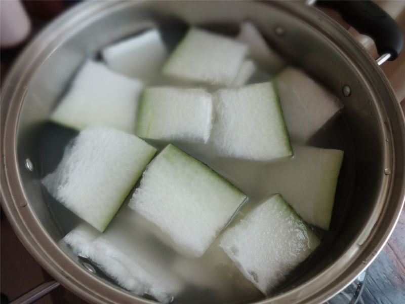 冬瓜薏米茶的做法操作步骤第6步：加入冬瓜，大火烧开后转中火煮约20分钟。