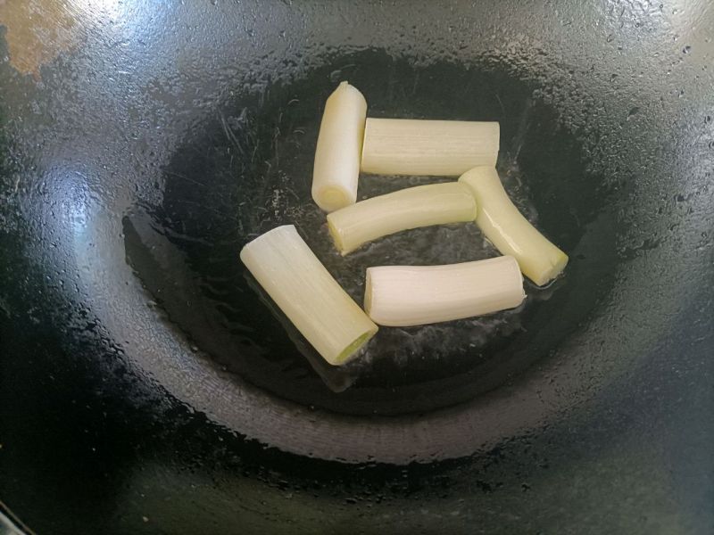 葱烧海参的做法操作步骤第4步：放入葱段。
