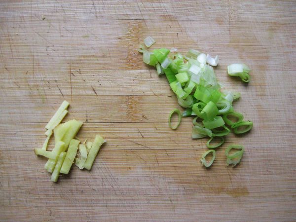 木须肉的做法操作步骤第5步：姜切片，葱切末。