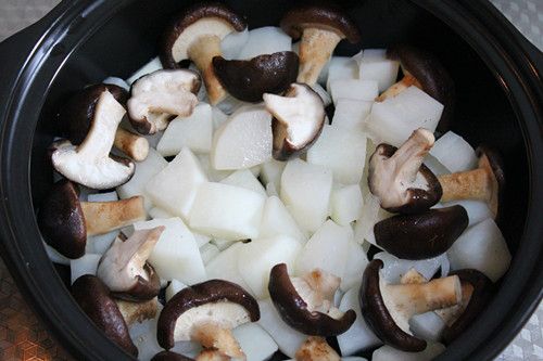 牛肉火锅的做法操作步骤第8步：将香菇焯水，捞出放在白萝卜上面备用。