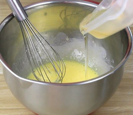 牛奶蜂蜜蛋糕的做法操作步骤第3步：再加入15g蜂蜜，搅拌均匀（不要一次全部倒入，多次加入，边搅拌边加入）