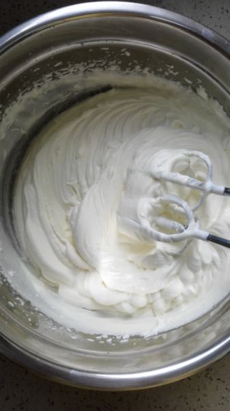 水果奶油裱花蛋糕的做法操作步骤第20步：淡奶油（我用的蓝风车）取300克加入30克白砂糖，用电动打蛋器打至纹路越来越明显，用手动打蛋器搅拌几下，提起打蛋头顶端是直立的尖峰，即为八分发，此时比较适合抹面。（出现纹路后要改为低速搅打，否则很容易打过）。
继续用手动打蛋器搅拌几下，至奶油更加坚挺，奶油会成团在打蛋头上，此时为十分发适合做裱花。
