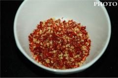 凉拌藕片的做法操作步骤第3步：干辣椒碎放进小碗里