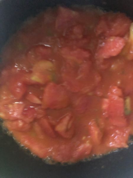 番茄鸡胸肉丸子汤的做法操作步骤第12步：炒出番茄出汁