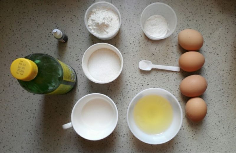 水果奶油裱花蛋糕的做法操作步骤第1步：所有原料称重，鸡蛋要挑个大的，连皮称每个在65克以上的大鸡蛋（鸡蛋最好在冰箱冷藏的，这样蛋白稳定性比较好）