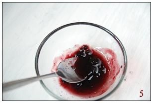 蓝莓山药泥的做法操作步骤第5步：取蓝莓酱一大勺，加一点水稀释