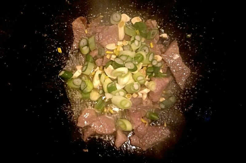 猪肉炒芦笋的做法操作步骤第4步：加入葱蒜炒香后倒入生抽翻炒均匀