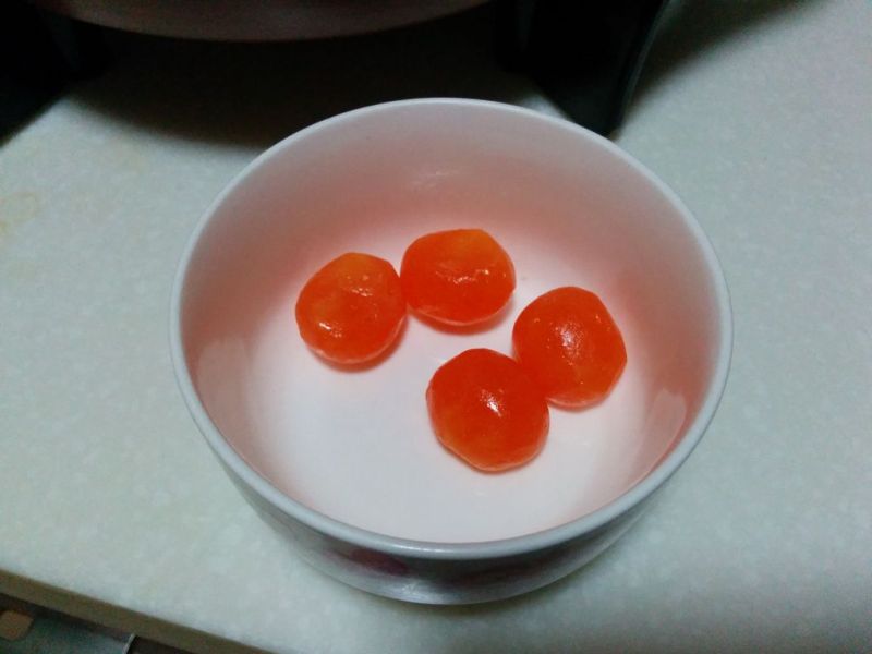 咸蛋黄焗南瓜的做法操作步骤第5步：将咸蛋黄放在小碗中