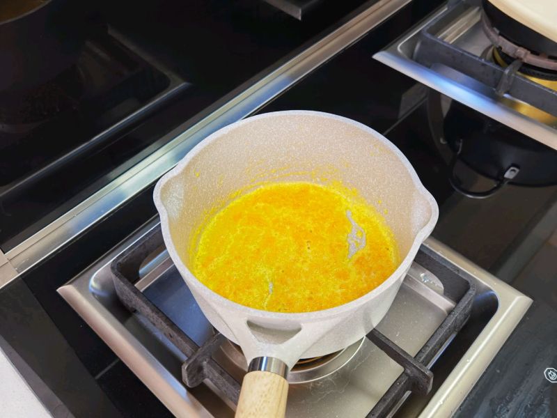 咸蛋黄海苔脆的做法操作步骤第8步：加1小勺熟油，快速搅拌，搅均匀。