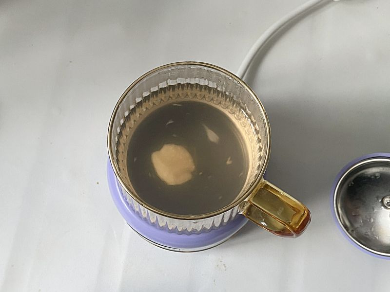 银耳玫瑰苹果冻，高颜值下午茶！的做法操作步骤第5步：花茶煮好后，捞出玫瑰花，加入蜂蜜、白凉粉快速拌匀