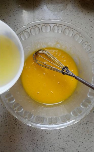 水果奶油裱花蛋糕的做法操作步骤第3步：把蛋黄打散，加入油，搅匀