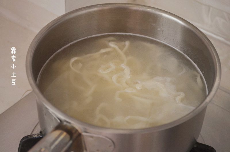 番茄鸡蛋拌面的做法操作步骤第3步：不锈钢锅中加水，水开后，下入面条，中间加两次水，煮至熟。
