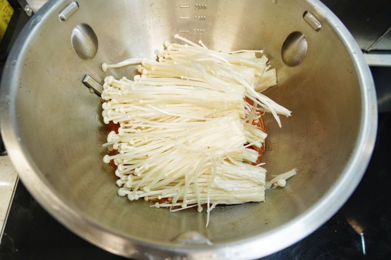 茄汁金针菇的做法操作步骤第10步：打开锅盖，放入洗净的金针菇