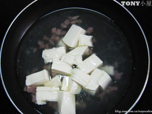 西湖莼菜汤的做法操作步骤第5步：放入豆腐，继续大火煮开。