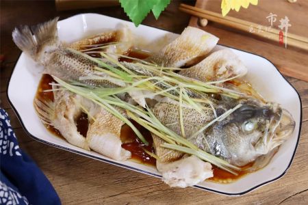 清蒸鲈鱼的正确做法是啥？蒸几分钟最滑嫩？鱼肉怎么样不腥？图片
