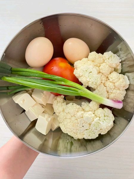 无米蛋炒饭的做法操作步骤第1步：准备好花菜、西红柿、豆腐、鸡蛋和葱～