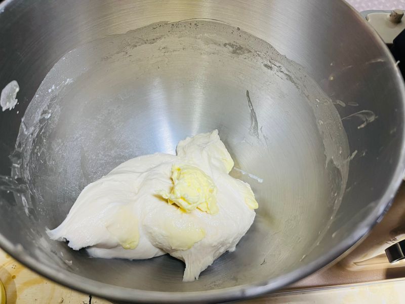 迟来红豆雪花面包的做法操作步骤第4步：打到8分筋状态加入黄油