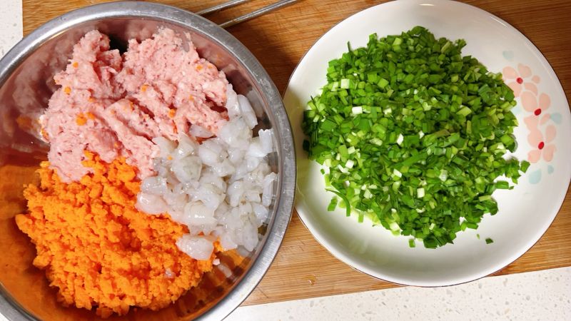 海胆虾仁水饺的做法操作步骤第1步：准备好食材韭菜先不放