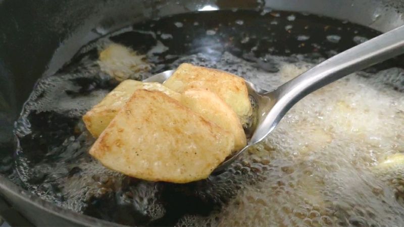 夜市超火小吃锅巴土豆的做法操作步骤第7步：中火炸至金黄