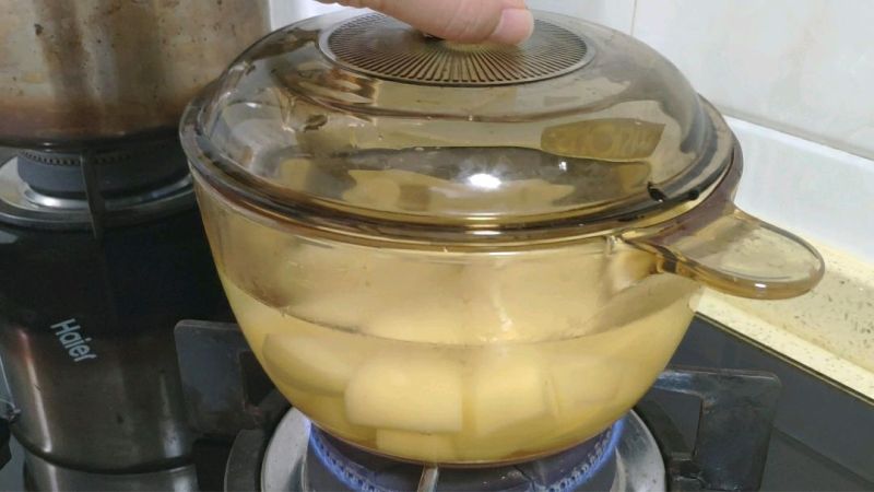 夜市超火小吃锅巴土豆的做法操作步骤第2步：放入锅中，开火