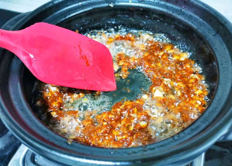 砂锅土豆粉的做法操作步骤第6步：炒出红油。