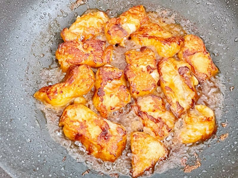 香煎巴沙鱼的做法操作步骤第9步：锅中刷油，加入腌好的鱼块，煎至两面金黄
