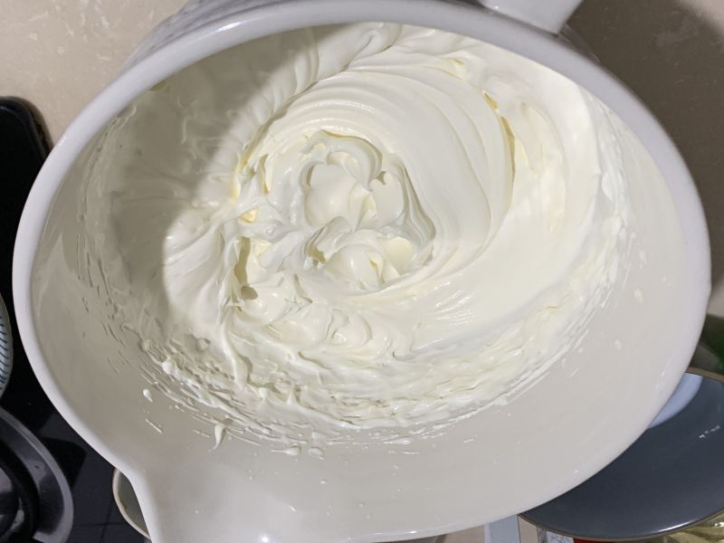 薄荷巧克力冰淇淋-消耗薄荷叶【解馋小食】的做法操作步骤第11步：接下来做奶油base，用砂糖b打发。