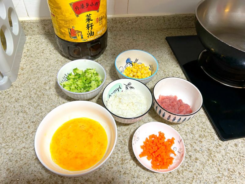 蛋炒饭的做法操作步骤第1步：西兰花出水，胡萝卜去皮切小块，里脊肉切小块+盐腌制10分钟